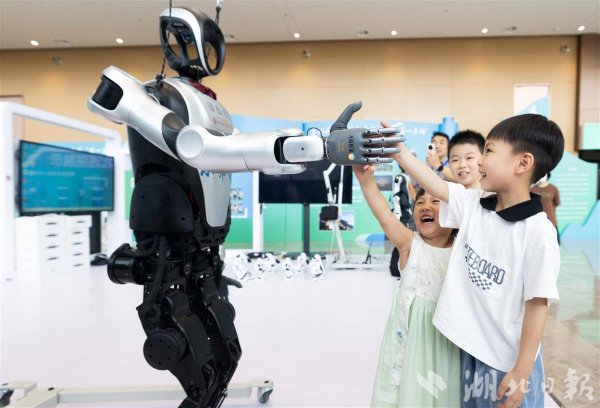 配资家论坛 110斤的机器人“小鄂哥”亮相